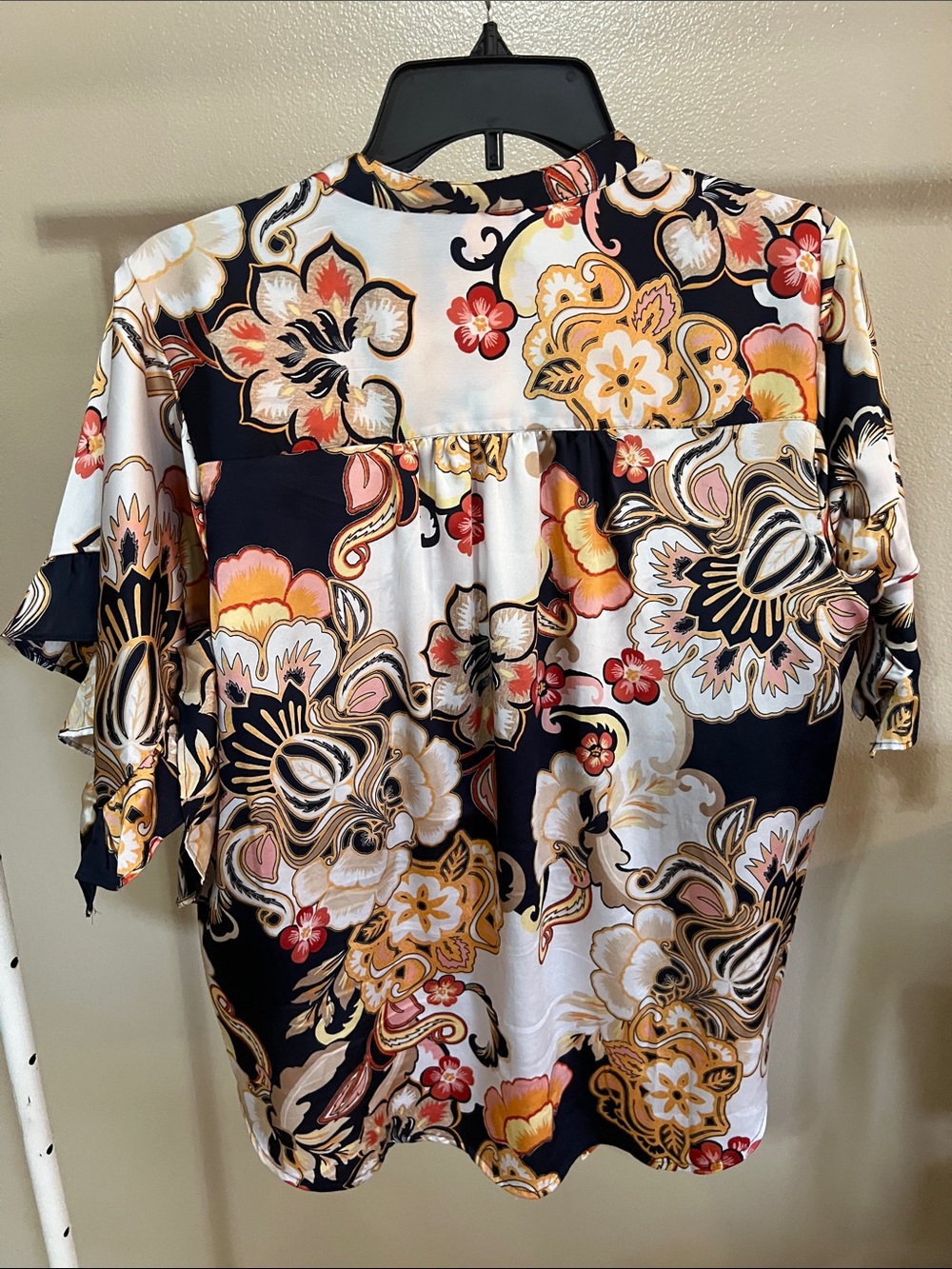 ๐ฅ๐ฅ๐ฅChicoโs Satin raffle sleeve tie front shirt blouse - Picture 10 of 10